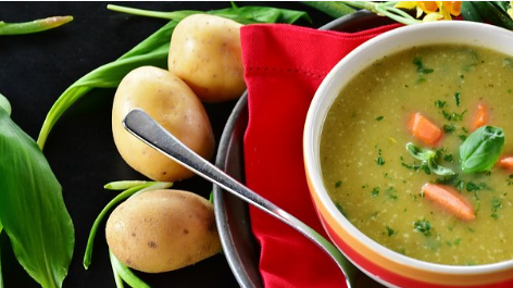 soupe dans un bol avec pommes de terre à côté